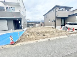 周囲の街並みと調和しながら新しい暮らしの構想を描ける落ち着いた更地空間です