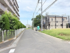 広めで通行量の少ない前面道路で駐車もしやすいです。