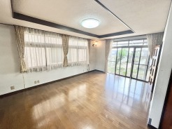 豊かな空間の広がりを感じさせる落ち着いた色合いの佇まい