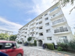 青空に映える白を基調とした外観が、爽やかで心地よい日常の始まりを予感させます。