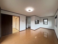 視線の広がりを感じられるすっきりと整った空間が心地よい時間を演出します