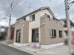 落ち着いた色合いの外壁が調和する、すっきりと端正な佇まいが印象的な外観です。