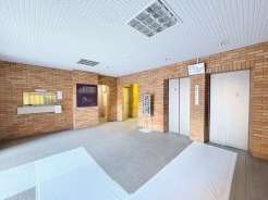 温かみのあるレンガ調のデザインが落ち着いた雰囲気を醸し出すエントランス空間