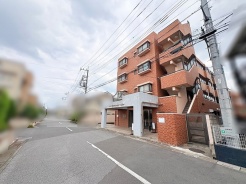 落ち着いたレンガ調の外観が街並みに馴染む、穏やかな佇まいを感じさせる住まい