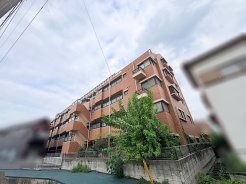 重厚感のあるタイル貼りの外観が街並みに溶け込み、落ち着いた佇まいを見せています。