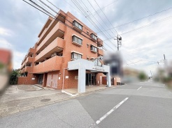 街並みに心地よく調和する穏やかな佇まいが日常へ穏やかな時間を演出します