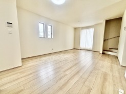 穏やかな木目が広がる空間に心安らぐ静かな時間が流れます