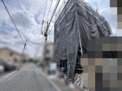 新しい住まいの完成へと期待が高まる、施工中の落ち着いた佇まい。