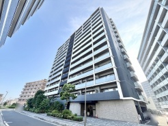 洗練された佇まいが街並みに調和する、堂々とした外観デザインです。