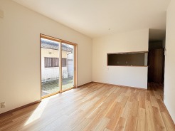 木の温もりが広がる穏やかな空間で心地よい時間を過ごせる室内