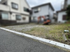 周囲の街並みと穏やかに調和する、開放感あふれる更地空間です。