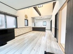 吹き抜けがもたらす開放的な空間が心地よい家族が集う穏やかな時間を紡ぐ住まい