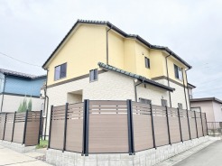 落ち着いた色合いの外観とすっきりとしたフェンスが調和する上品なたたずまい