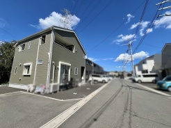 青空が広がる開放的な街並みに調和する落ち着いた佇まいの外観です