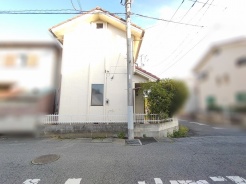 穏やかな街並みに溶け込む、落ち着いた佇まいが心地よい住まいです