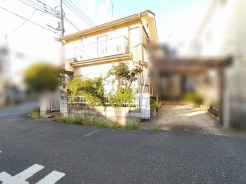 緑の彩りと穏やかな佇まいが心地よい暮らしを予感させる落ち着いた住まい