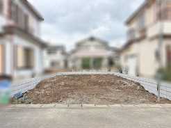 周囲の建物と程よい距離感を保ちながら開放的な空が広がる心地よい空間です