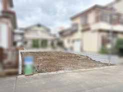 周囲の穏やかな街並みに溶け込む、ゆとりある敷地が新しい物語の舞台を描き出します。