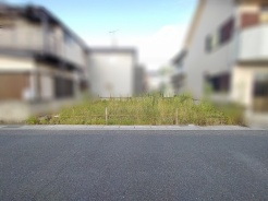 周囲の建物と穏やかに調和する落ち着いた佇まいの敷地です