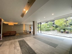 大きな窓から豊かな緑の景色を取り込み静寂と上品さに満ちた心地よい空間