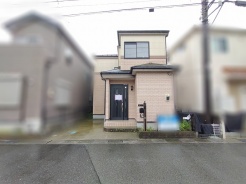 落ち着いた色合いの外観が上品な佇まいを演出し、日々の暮らしに穏やかな時間をもたらします。