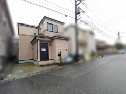 落ち着いた色合いの外壁と洗練された佇まいが、穏やかな日常を予感させる佇まいです。