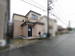 落ち着いた色合いの外観が周囲の街並みに溶け込む穏やかな佇まいです