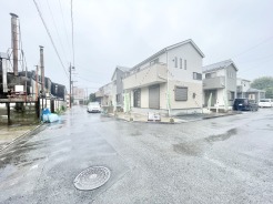 穏やかな住宅街に佇む、すっきりと整った外観が心地よい街並み。
