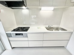 余計な装飾を削ぎ落としたシンプルなデザインが美しく、日々の作業を心地よく彩る洗練された空間です。