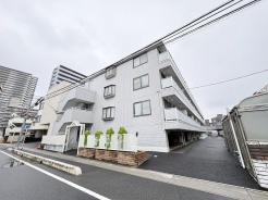 落ち着いた佇まいで日々の暮らしを優しく包み込む穏やかな外観デザインです。