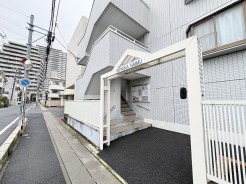 街並みに溶け込む清潔感のある佇まいが日々の暮らしを穏やかに迎えてくれます