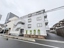 落ち着いた色合いのタイル貼りが洗練された佇まいを醸し出す建物外観です