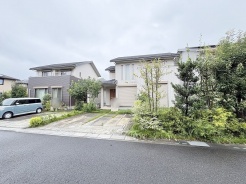緑の潤いと洗練された佇まいが調和する、穏やかな時間を紡ぐ住まい。