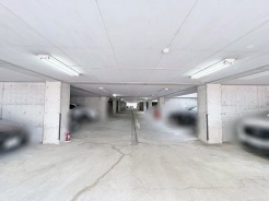 整然と整えられた駐車スペースが広がり、安心感のある落ち着いた空間となっています。