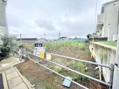 周辺環境の静けさと開放感が調和する、心地よいゆとりを感じられるロケーションです。