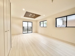 洗練された折り上げ天井がアクセントとなり心地よい広がりを感じさせる穏やかな空間