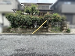 豊かな緑に囲まれ、落ち着いた佇まいを見せる住まいの外観です