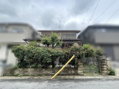 豊かな緑に囲まれ穏やかな時間が流れる落ち着いた佇まいの住まい