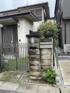 緑の気配と石積みの門柱が、訪れる人を穏やかに迎え入れる落ち着きのあるアプローチ。