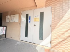 日々の暮らしの利便性を支える、清潔感と安心感のある共用スペースです。