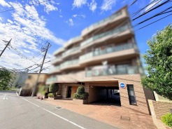 青空に向かって心地よく佇む、落ち着きと気品を感じさせる佇まいが印象的です。