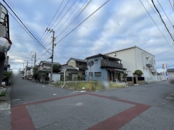 穏やかな空気が流れる落ち着いた街並みと、ゆとりを感じさせる開放的なロケーションです。