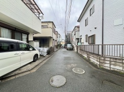 穏やかな住宅街に馴染む、落ち着いた佇まいの前面道路です