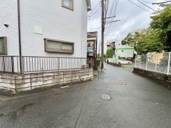 落ち着いた色合いの建物が並び穏やかな空気が流れる住環境