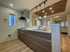 2号棟 料理をしながらでも、ご家族との会話を楽しめる対面キッチン。
