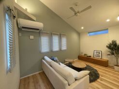 2号棟 勾配天井のある洋室