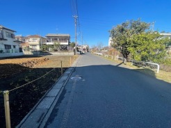 駐車が苦手な方にも嬉しい、前面約６ｍ道路に面した住まい。
