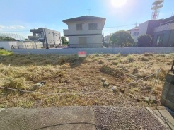 幅員の狭い道ですが、車通りの少ない住宅街に立地してます。
