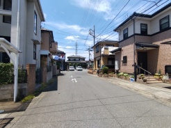 駐車が苦手な方にも嬉しい、前面６ｍ道路に面した住まい。
