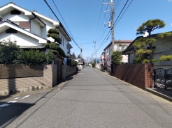 駐車が苦手な方にも嬉しい、前面６ｍ道路に面した住まい。
